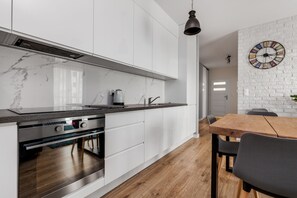 Apartemen | Dapur pribadi | Lemari es, oven, mesin pencuci piring, dan mesin pembuat kopi/teh