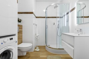 Departamento | Baño | Regadera, regadera tipo lluvia, secadora de cabello, toallas 
