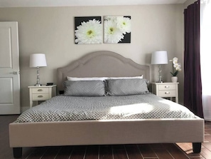 Villa (3 Bedrooms) | 3 bedrooms, memory foam beds, iron/ironing board, bed sheets - Parsley · New! Luxury, Near Disney & Universal. Sleep 9 (Orlando)