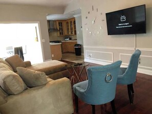 บ้านพัก (2 Bedrooms) | บริเวณนั่งเล่น | ทีวี