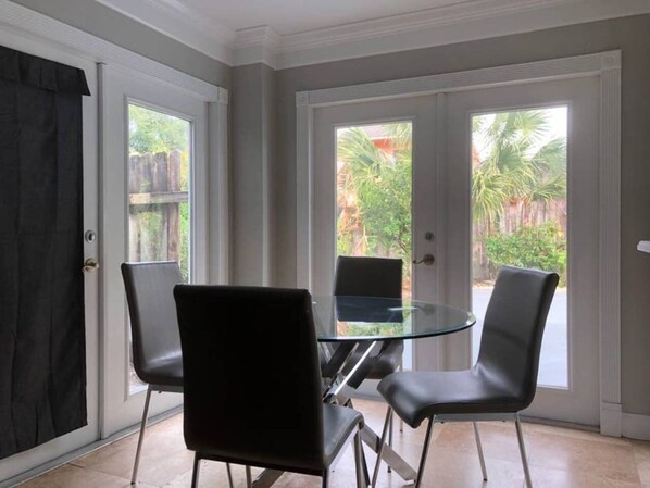 บ้านพัก (2 Bedrooms) | ครัวส่วนตัว | เตาอบ, เตาประกอบอาหาร, เครื่องล้างจาน, เครื่องชงกาแฟ/ชา