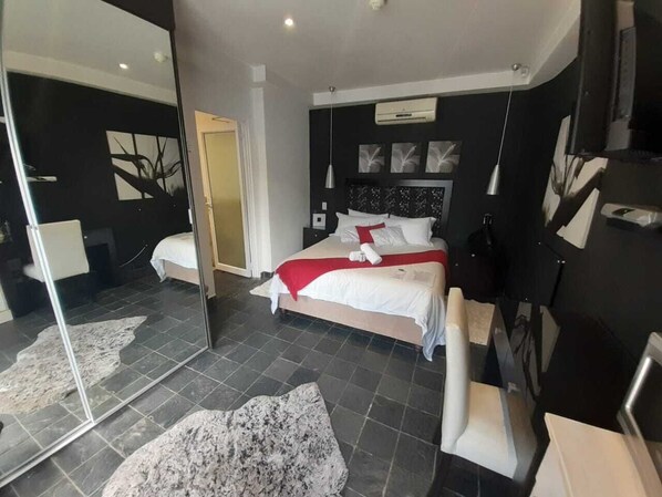 Deluxe Double Room (Self catering) | In-room safe, individually decorated, individually furnished, desk - Flying Falcon Guesthouse (Johannesburg)