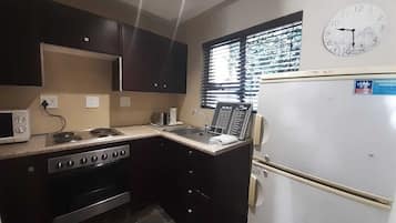 Quarto casal luxo (Self catering) | Cozinha privada | Micro-ondas, chaleira elétrica