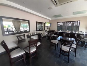 Breakfast, lunch, dinner served; local and international cuisine  - Flying Falcon Guesthouse (Johannesburg)