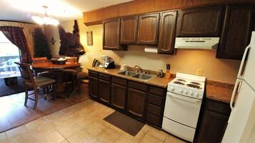 Lemari es, microwave, dan mesin pembuat kopi/teh