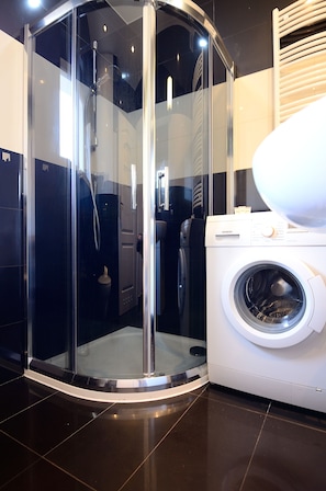 Apartamento | Banheiro | Chuveiro, secador de cabelo, toalhas de banho, shampoo