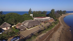 A coastal resort with thatched-roof huts, a beach, and a view of the sea. - Macaneta Holiday Resort (Marracuene)