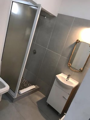 A bathroom with a shower, toilet, and sink. - Macaneta Holiday Resort (Marracuene)