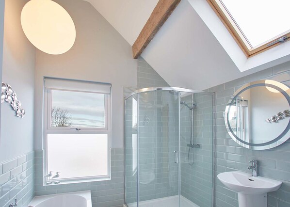Three-Bedroom House | Bathroom | Separate tub and shower, hair dryer, towels, toilet paper