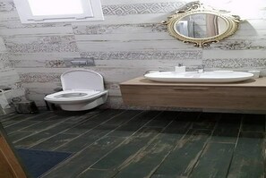 Villa | Bathroom | Bathtub, towels - KU007 by Villaofsummer (Kusadasi)