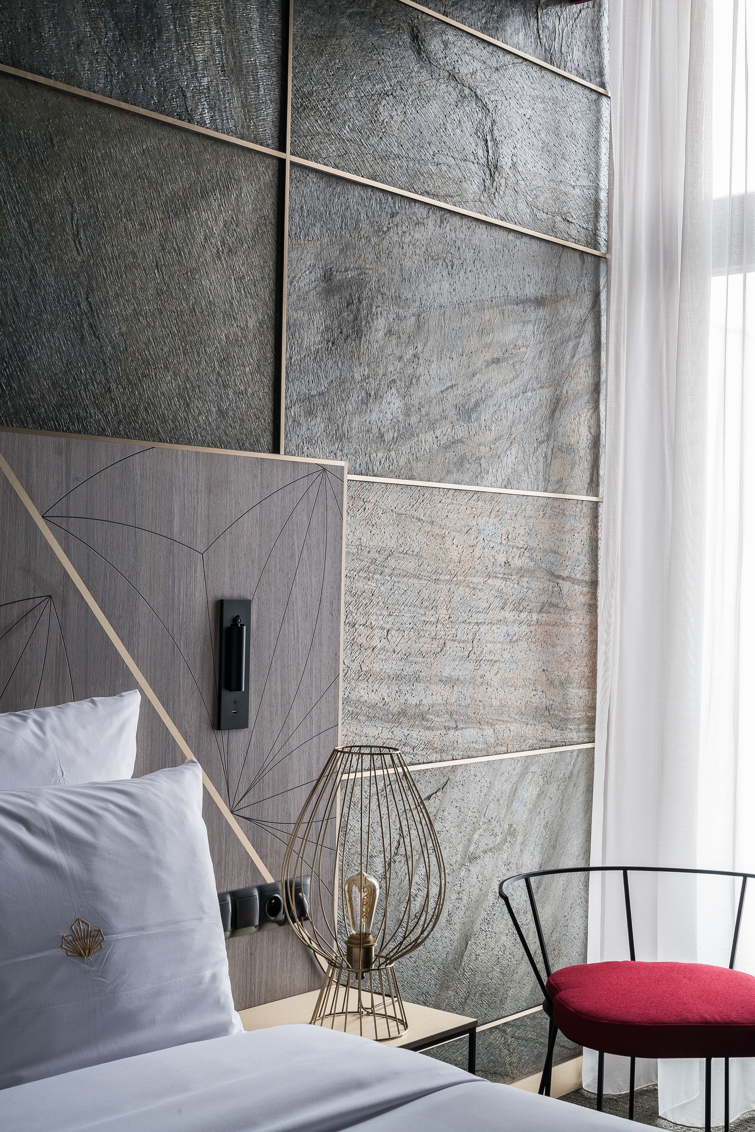 deluxe room | minibar, in-room safe, desk, soundproofing