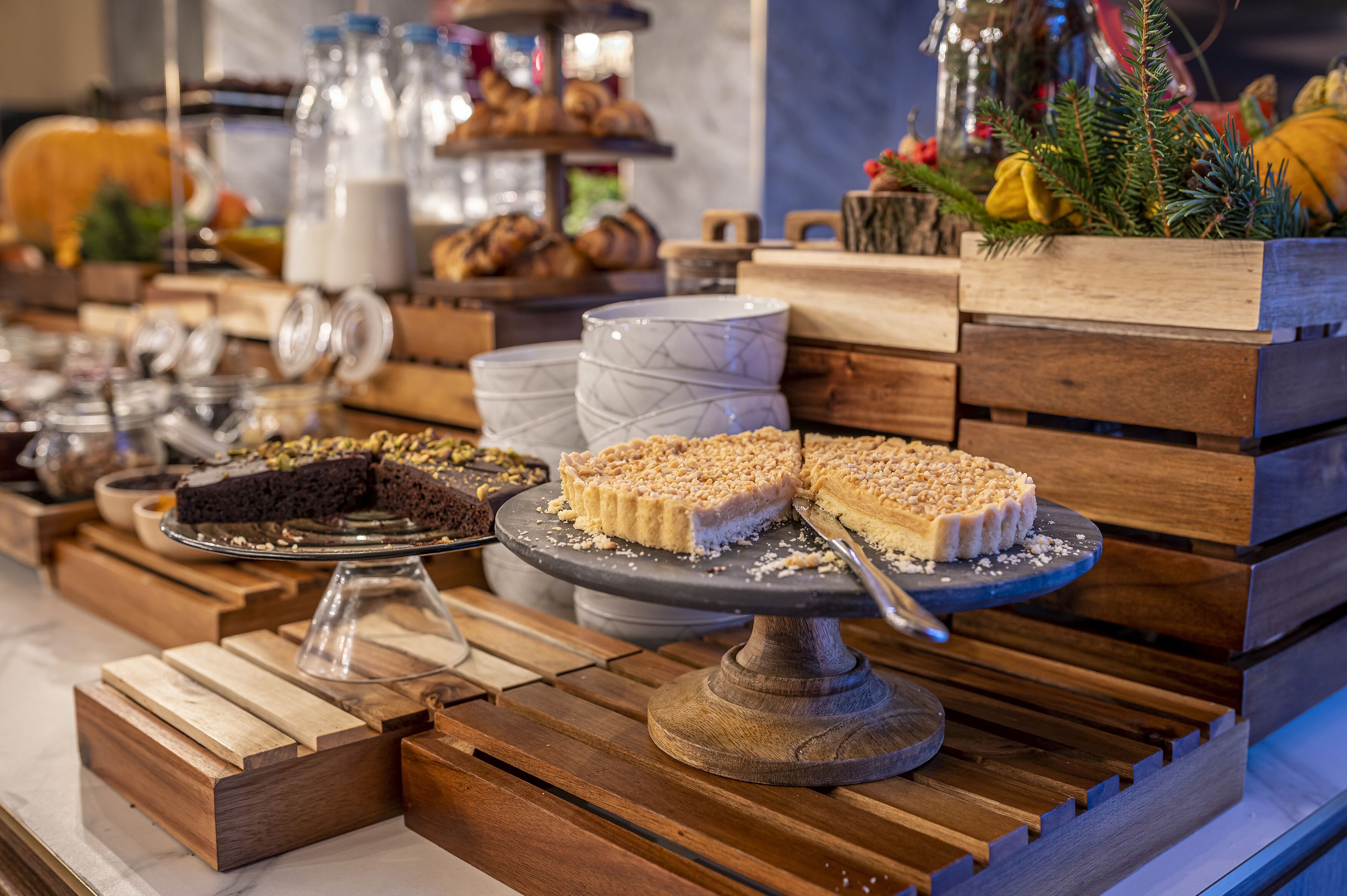 Un buffet proposant une variété de desserts présentés sur des présentoirs en bois.