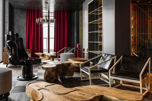 Coin salon dans le hall