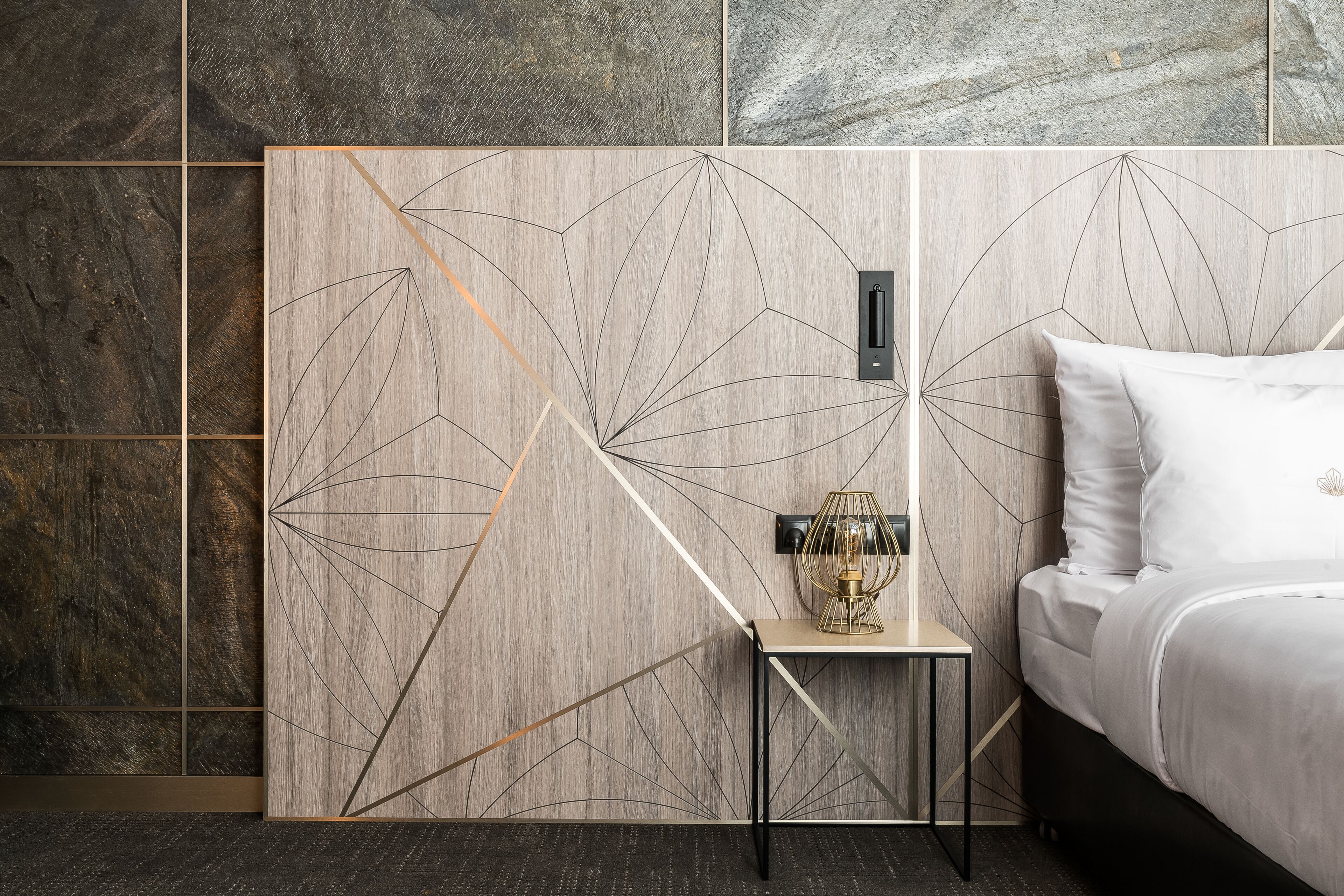 deluxe room | minibar, in-room safe, desk, soundproofing