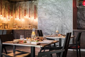 Buffet déjeuner gratuit tous les jours