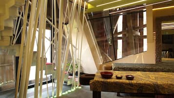 Parihoitohuone(ita), sauna, poreallas, höyrysauna, vartalohoitoja