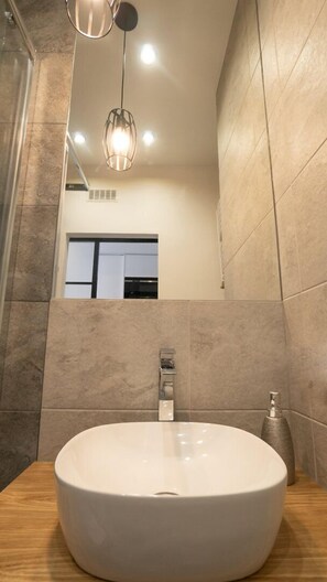 Apartment, 1 Bedroom | Bathroom | Shower, hair dryer, towels, toilet paper