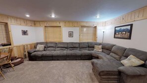 Téléviseur, foyer, lecteur de DVD, bureau