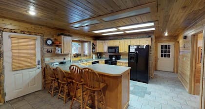 32 MI to YNP | Hot Tub | Yellowstone Cabin