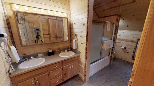 32 MI to YNP | Hot Tub | Yellowstone Cabin