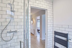 Ferienhaus | Dusche im Bad