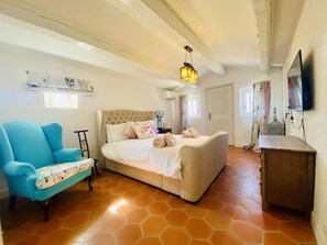 5 habitaciones, caja de seguridad en la habitación y escritorio 