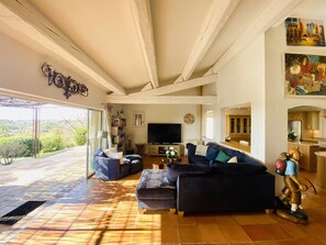 Smart-tv, een open haard, een dvd-speler en een tafeltennistafel