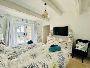 5 bedrooms, in-room safe, desk, iron/ironing board