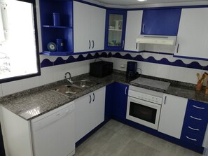 Jääkaappi, mikroaaltouuni, uuni, astianpesukone