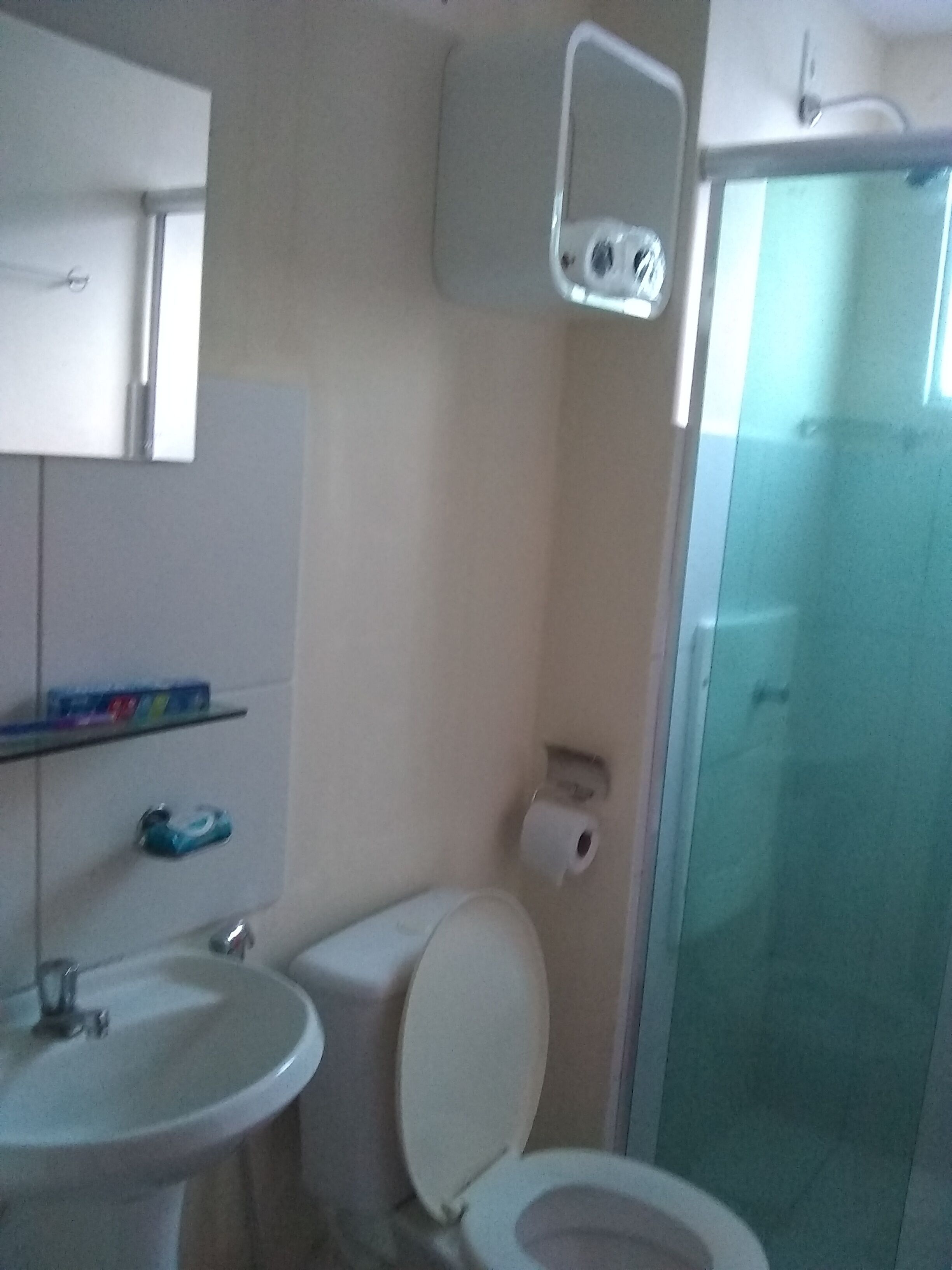 Douche, serviettes fournies, savon, papier toilette