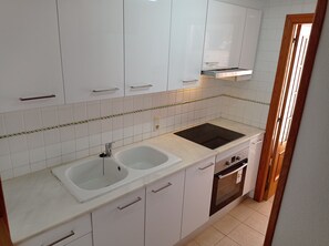 Kühlschrank, Mikrowelle, Ofen, Wasserkocher mit Kaffee-/Teezubehör