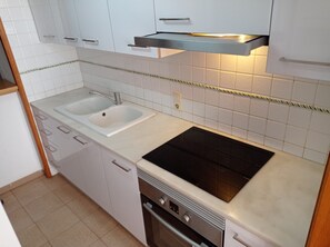 Réfrigérateur, micro-ondes, four, cafetière/bouilloire