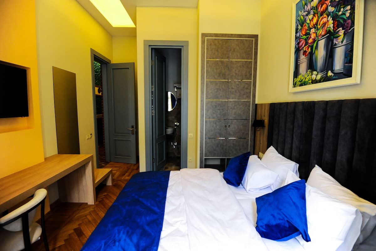 Comfort Double or Twin Room | In-room safe, soundproofing, free WiFi, bed sheets