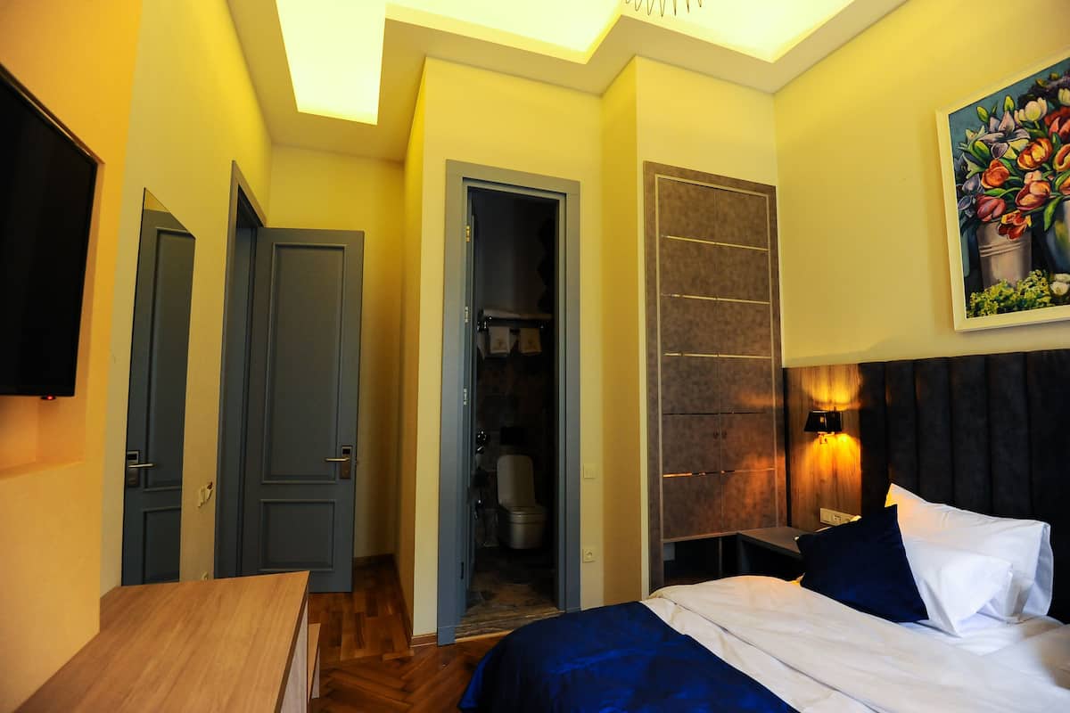 Junior Double or Twin Room | In-room safe, soundproofing, free WiFi, bed sheets