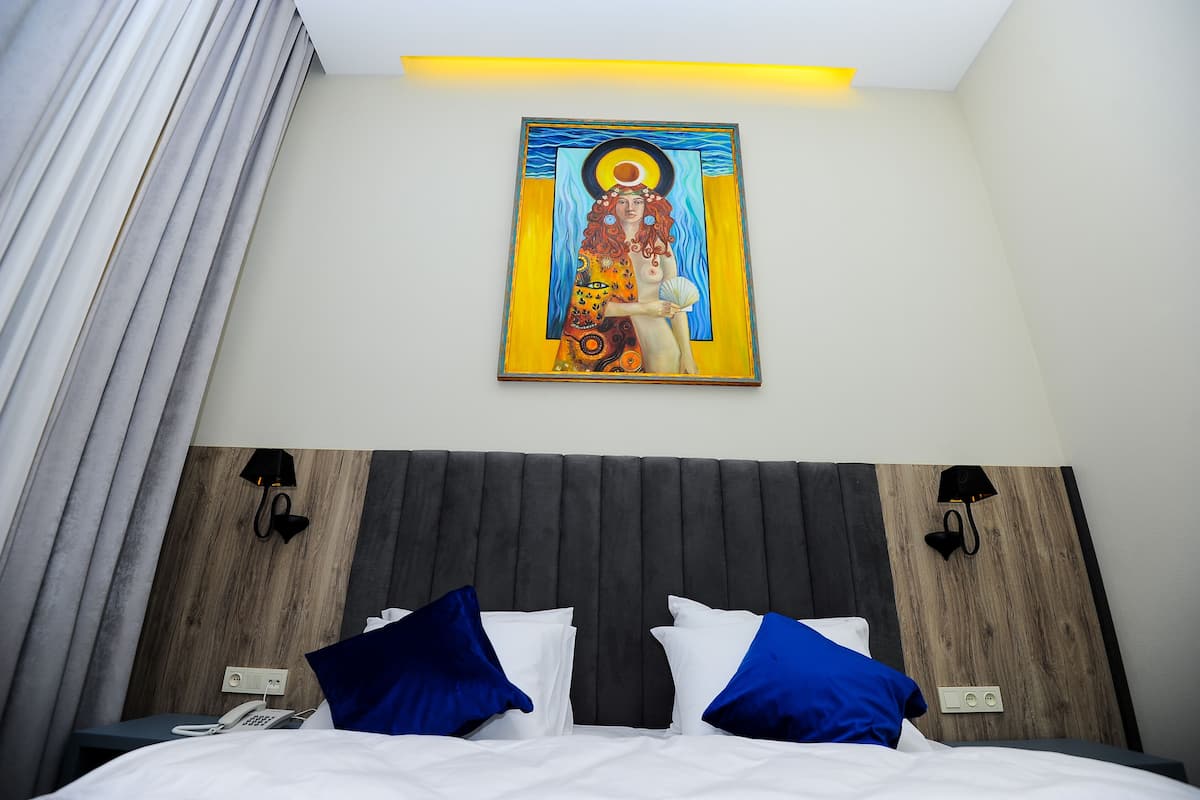 Standard Double Room | In-room safe, soundproofing, free WiFi, bed sheets