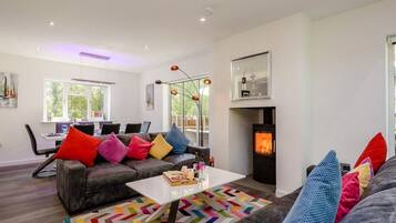 Exclusive Villa | Living area | 40-inch flat-screen TV with cable channels, TV, fireplace