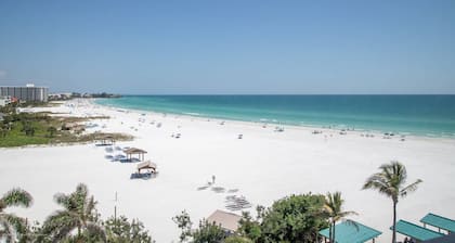 Nouvelle liste sur la plage privée avec accÚs privé, vue complÚte sur la plage depuis le 7e étage, piscines, tennis, salle de sport