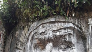 Une sculpture sur pierre ornée de motifs complexes et représentant un visage.