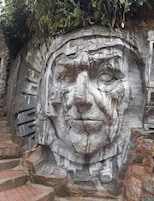Un tallado de piedra con diseños intrincados y un rostro.