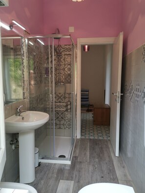 Baignoire, bidet, serviettes fournies