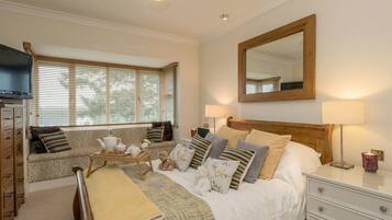 Luxury Villa | 5 bedrooms, desk, laptop workspace, iron/ironing board