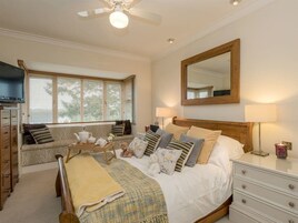 5 habitaciones, escritorio y espacio para trabajar con laptop 