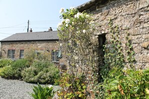 Property grounds - The Linhay Sleeps 2 (1 Bedroom) (bideford)