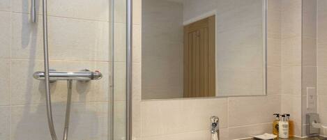 Ensemble douche/baignoire, sèche-cheveux, serviettes fournies, savon