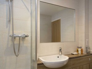 Combined shower/tub, hair dryer, towels, soap - The Linhay Sleeps 2 (1 Bedroom) (bideford)