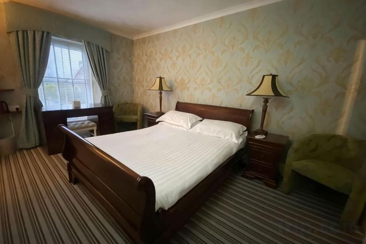 Desk, iron/ironing board, WiFi (free), bed sheets