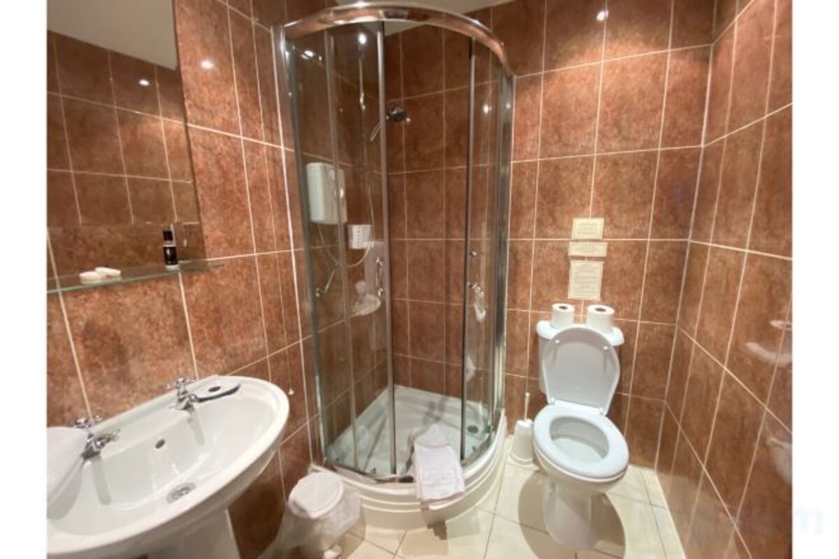 Bathroom | Free toiletries, hair dryer, towels, toilet paper