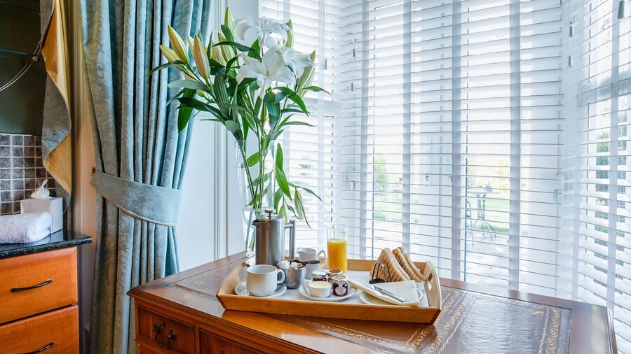 OYO Lamphey Hall Hotel