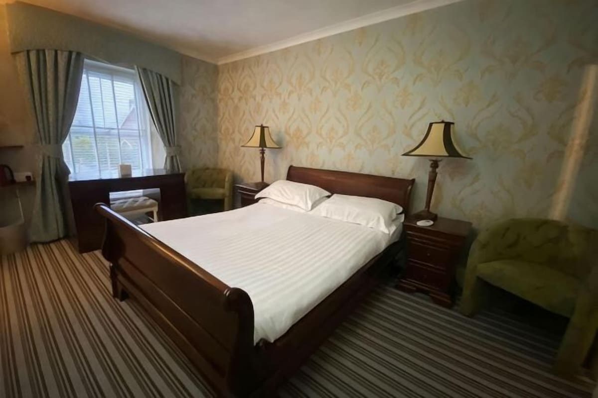 Desk, iron/ironing board, WiFi (free), bed sheets