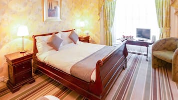 Habitación doble Deluxe, 1 cama matrimonial | Escritorio, tabla de planchar con plancha, wifi gratis y ropa de cama